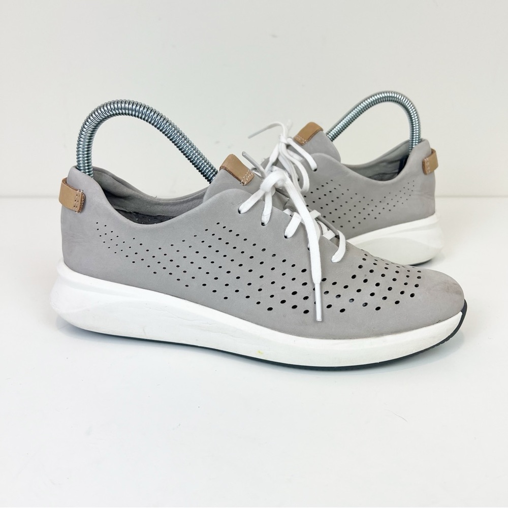 Clarks Women's Un Rio Tie Flat Sneaker, Stone Nubuck Size 7